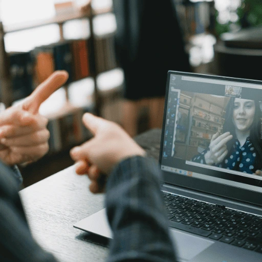 Two people talking to eachother through an online video meeting